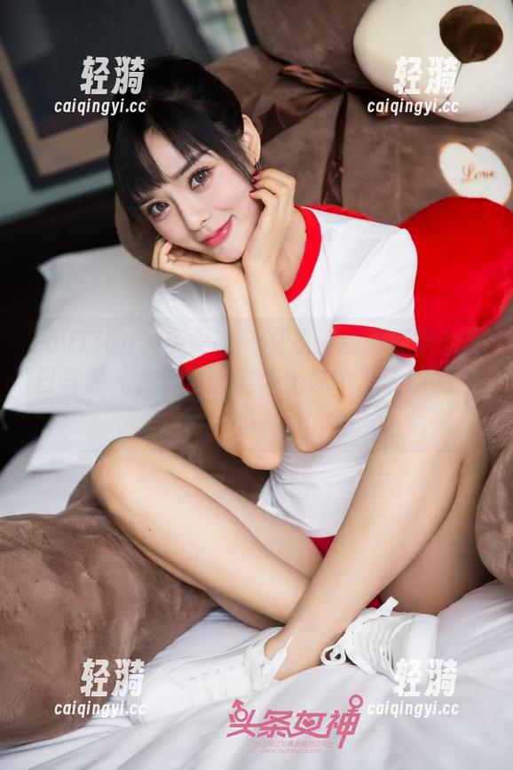 TouTiao头条女神-周熙妍 TouTiao头条女神 - 又是一张周熙妍的夏日写真,真的没人觉得她像个夏天的精灵吗?