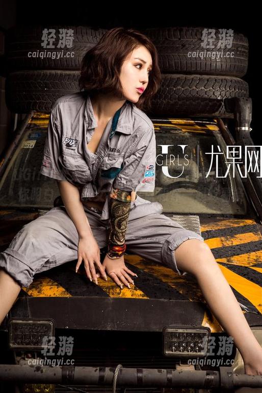 UGirls尤果网 - 霓梓心女神最新套图：让你明白，原来女神也可以和你一起吃薯条！