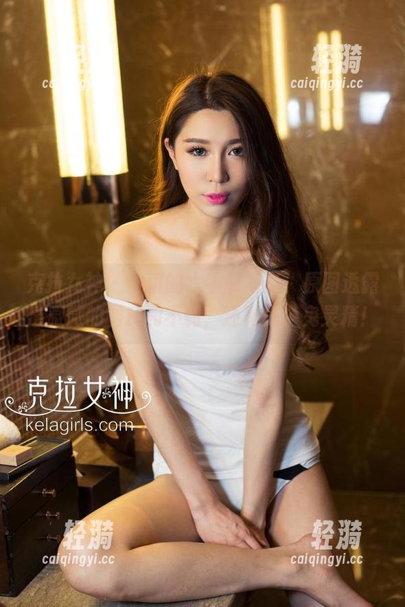 克拉女神-钟淇 克拉女神 - 钟淇的水手服写真,原图透露出微微的调皮和不羁,还真是个鬼灵精!
