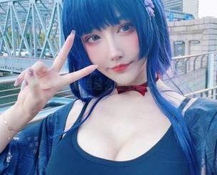 红裙下的啾小妍：谁能拒绝这么炫酷的cos与高清光影交融？