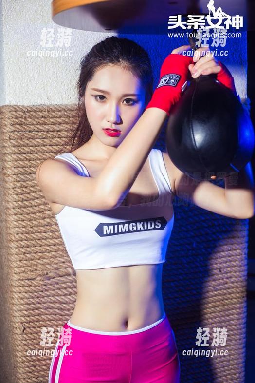 头条女神 - 刘瑾希的写真，真的是把罗曼史与生活完美结合，我的心跑偏了。