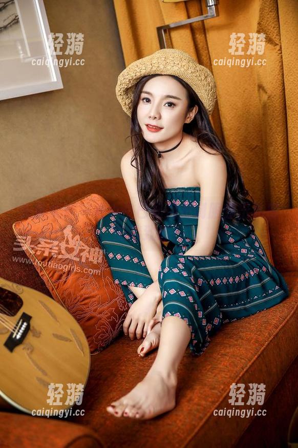 头条女神 - 看小热巴如何把制服穿出私房的精致感！