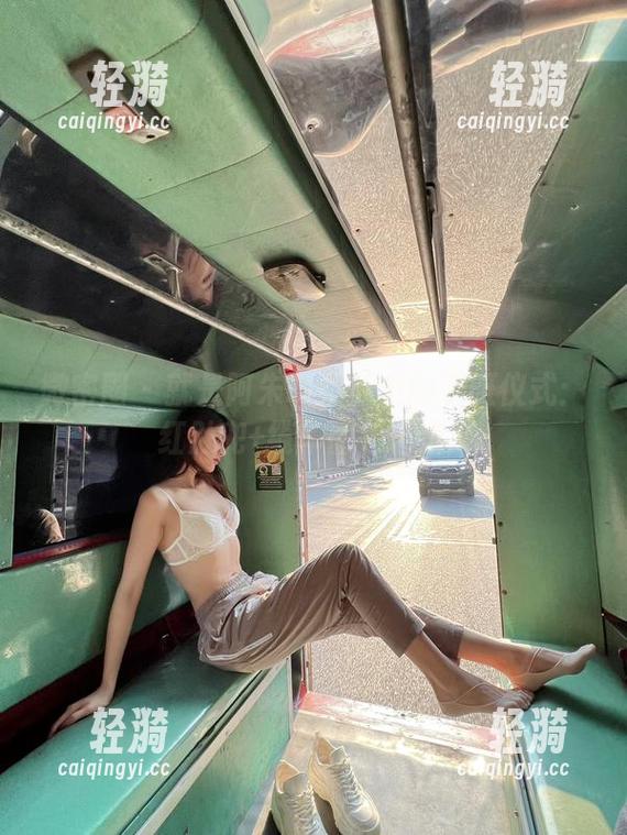 就是阿朱啊 微密圈 - 就是阿朱啊乘务员的下班仪式:红肚兜+缆车图包精选●
