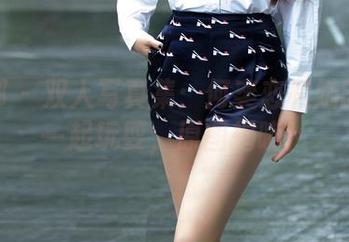 推女郎 – 双人写真集：何奕恋和她的影子一起玩耍，原图揭晓！