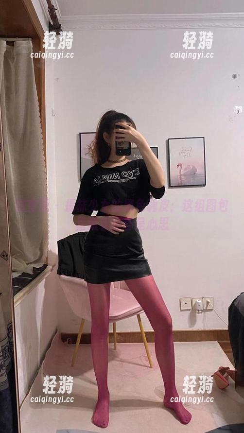 微密圈 - 提袜少女的黑色调皮：这组图包里藏着的都是心思