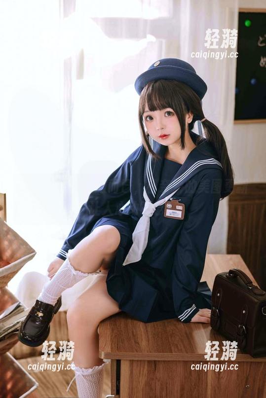日奈娇 红裙不只是衣服而已,日奈娇的美图更新让人心动不已!
