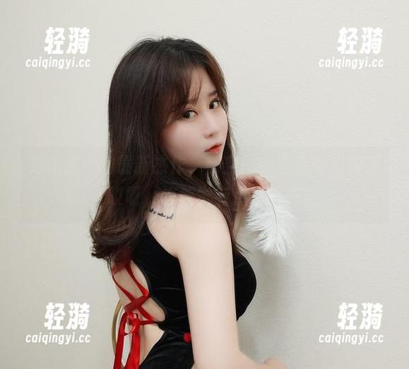 是依酱呀 是依酱呀的最新杰作,镂空图册里藏着小惊喜,哎呀,这感觉有点不一样!