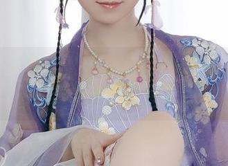 不想说，照片里的朝雾爱cos得实在太会了，泳池光线简直梦幻！
