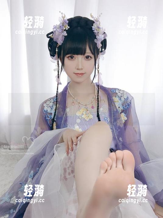 朝雾爱 不想说,照片里的朝雾爱cos得实在太会了,泳池光线简直梦幻!