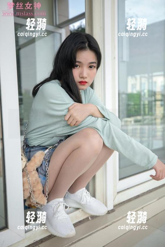 梦丝女神-玥玥 梦丝女神 - 在村落拍写真?玥玥:我只是想跟树木合影而已!