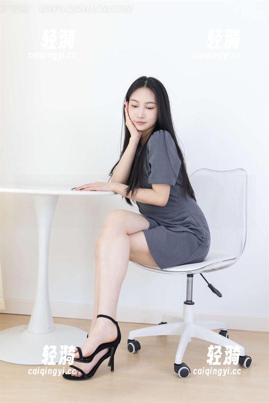 物恋传媒 - 小茶的最新黑白美图，理性与感性之间的微妙平衡，值得一探究竟。