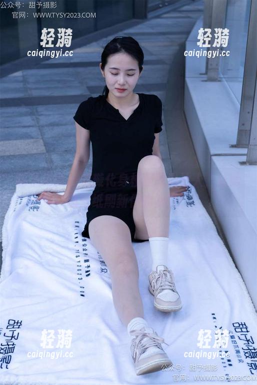 甜予摄影 - 璇璇化身校服时尚达人，让美图壁纸刷新你的视觉！