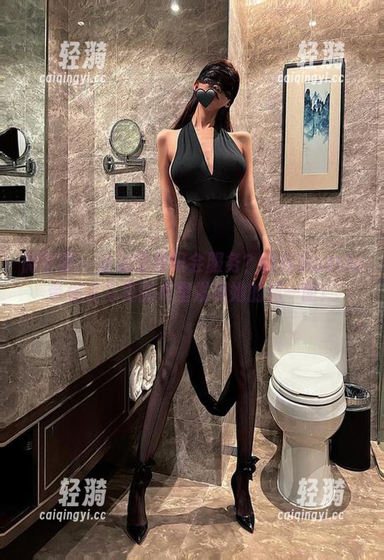 微密圈 - 谁说空姐只会服务？脸红Dearie带你在写真图库里发现她的另一面！