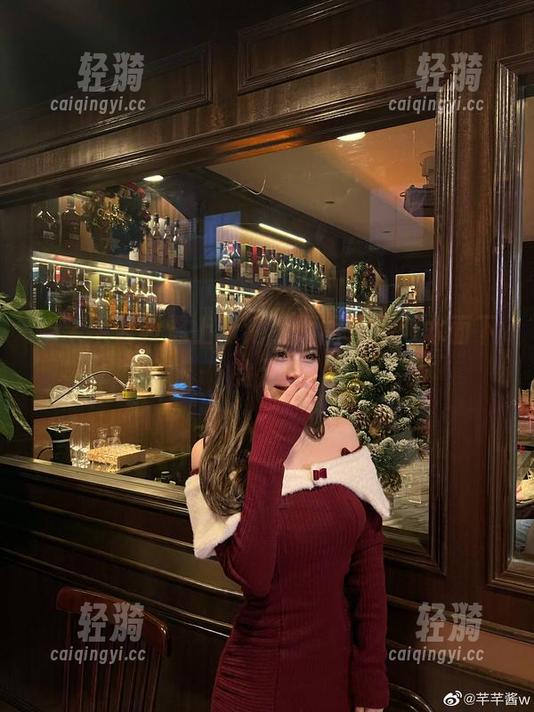 芊芊酱w 当芊芊酱w遇上泳池,原图作品:水面下的无聊