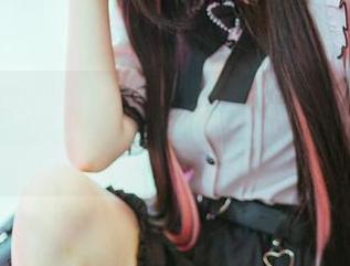 看！落落Raku的制服：原图壁纸，尽显青春的无限可能！