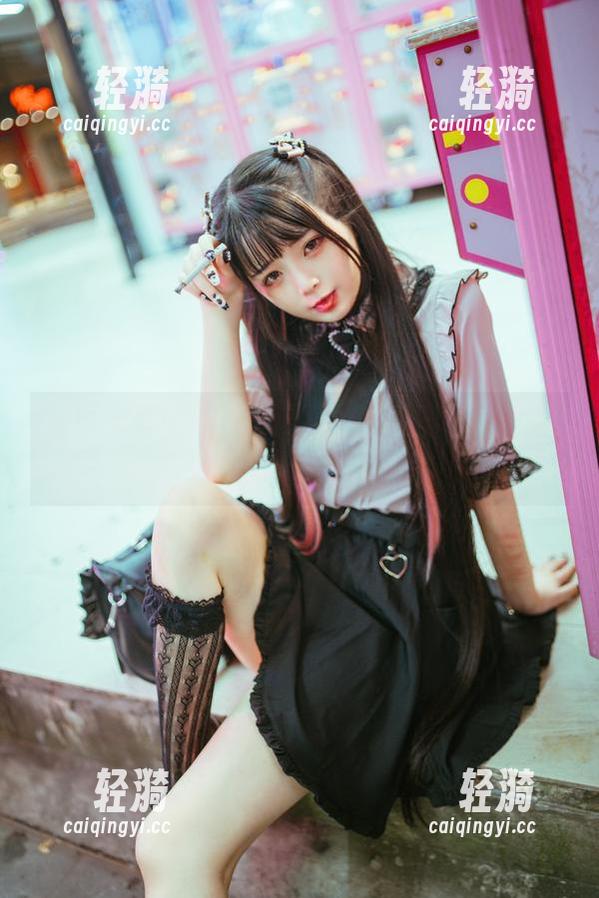 看！落落Raku的制服：原图壁纸，尽显青春的无限可能！