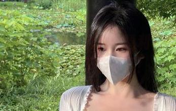 微密圈 – 车内软妹小九九：福利写真，看看这姿势能不能趴下！