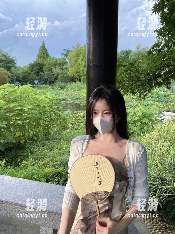 软妹小九九 微密圈 - 车内软妹小九九:福利写真,看看这姿势能不能趴下!