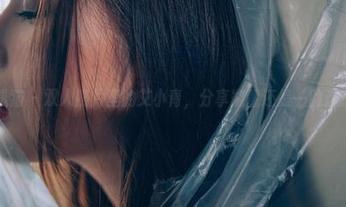 轰趴猫 – 双人照片里的艾小青，分享能量还是一脸迷惑？