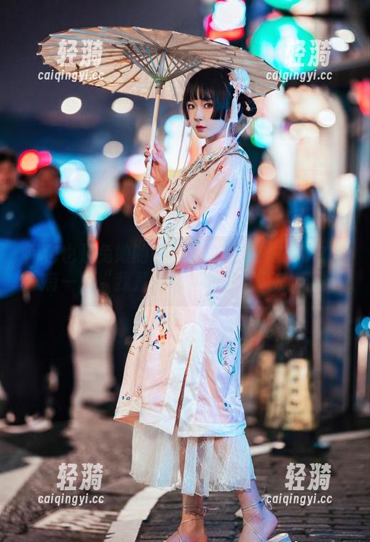 阿包也是兔娘 阿包也是兔娘的纯白写真合集:在纯白中总有一种“我是被抛弃的彩虹”的感觉!