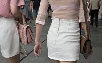 魔镜街拍 – 美女婷婷的白色吊带连衣裙黑丝图集，任何人都忍不住想多看一眼！
