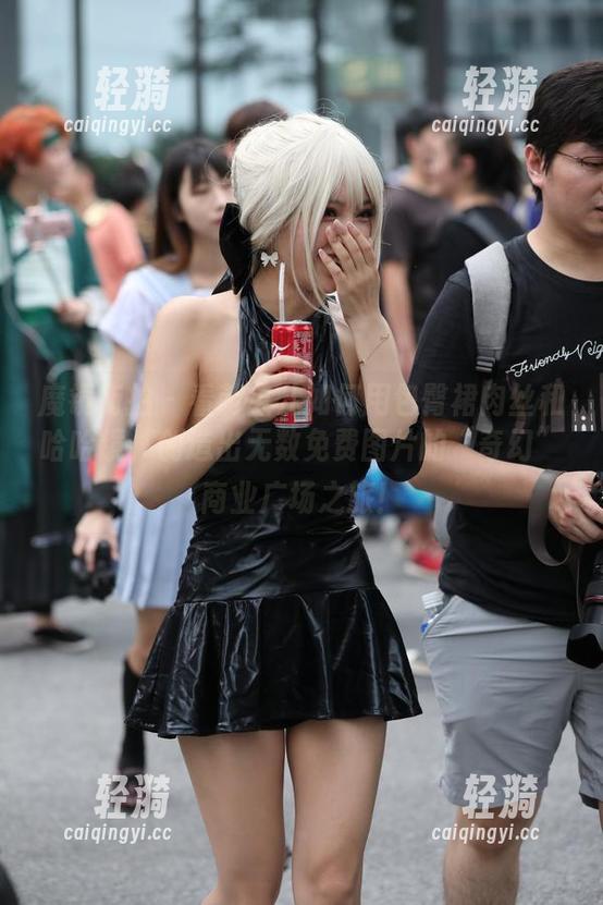 魔镜街拍-萌宝儿 魔镜街拍 - 看萌宝儿如何用包臀裙肉丝和哈哈镜,创造出无数免费图片的“奇幻”商业广场之旅!