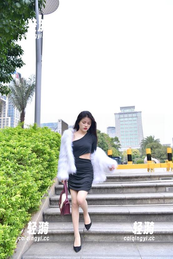 魔镜街拍 一旦看到就再也挪不开眼的作品:魔镜街拍里的表姐包臀裙和开叉的勇气!