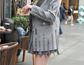 想看运动系甜美女生？魔镜街拍全新写真集等你下载，别让遗憾缠绕！